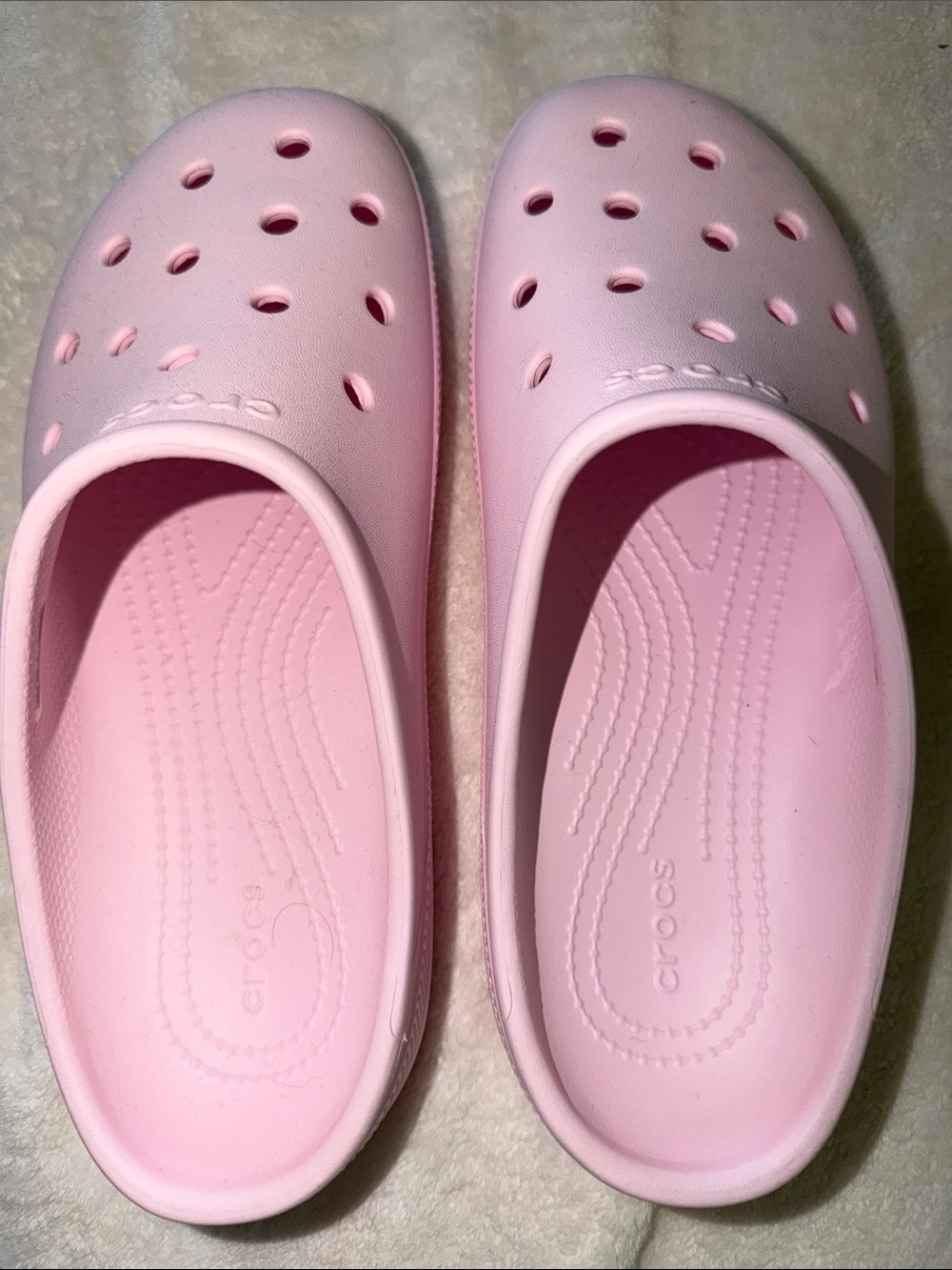 CROCS Woman’s size 7 Classic Clog in Light Pink
Replace Freesail style.